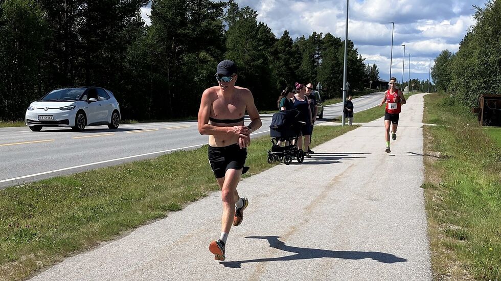Martin Øyen Tøraasen fikk noen få meter på Magnus Torp Antonsen mot slutten av Malmveien på lørdag. (Foto: Folldal IF)