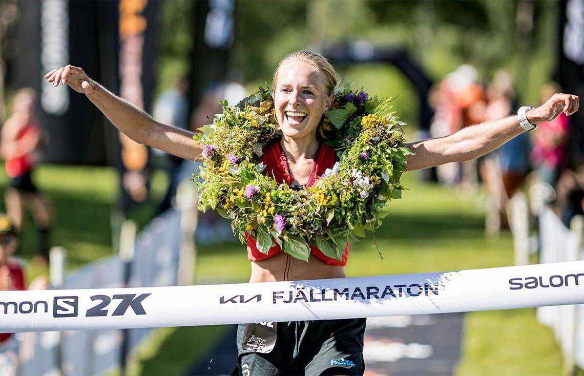 Sylvia Nordskar la en ny triumf til sin merittlista da hun med blomsterkrans om halsen kunne løpe i mål som vinner av Fjällmaraton i Åre. (Foto: arrangøren)