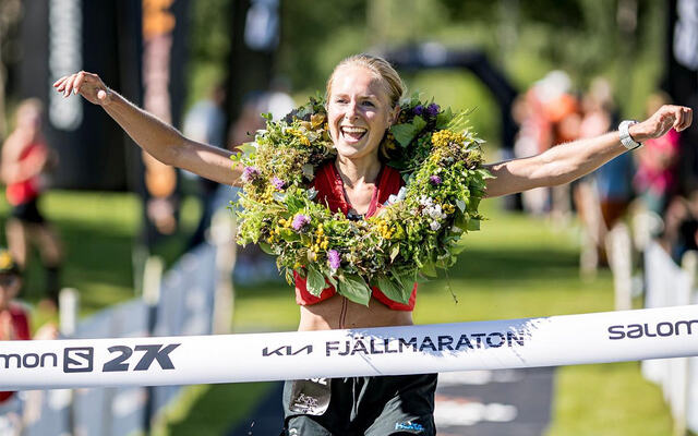 Sylvia Nordskar la en ny triumf til sin merittlista da hun med blomsterkrans om halsen kunne løpe i mål som vinner av Fjällmaraton i Åre. (Foto: arrangøren)