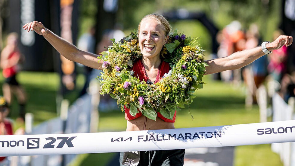 Sylvia Nordskar la en ny triumf til sin merittlista da hun med blomsterkrans om halsen kunne løpe i mål som vinner av Fjällmaraton i Åre. (Foto: arrangøren) 