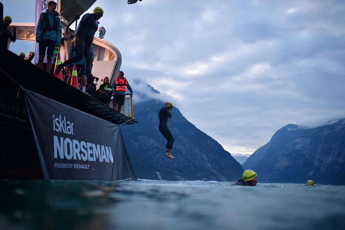 Starten på løpet er å hoppe i fjorden fra en ferge utenfor Eidfjord. (Foto: Alexander Koerner/nxtri.com)