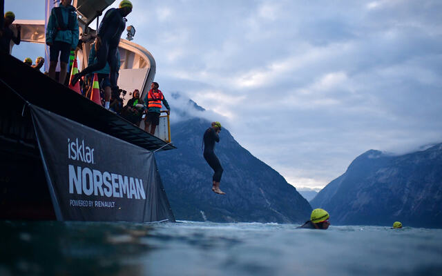 Starten på løpet er å hoppe i fjorden fra en ferge utenfor Eidfjord. (Foto: Alexander Koerner/nxtri.com)