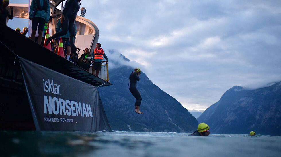 Vinneren av budrunden gjennom TV-auksjonen får snaut ti måneder på å forberede seg til å hoppe i fjorden utenfor Eidfjord 3. august neste år.  (Foto: Alexander Koerner/nxtri.com)