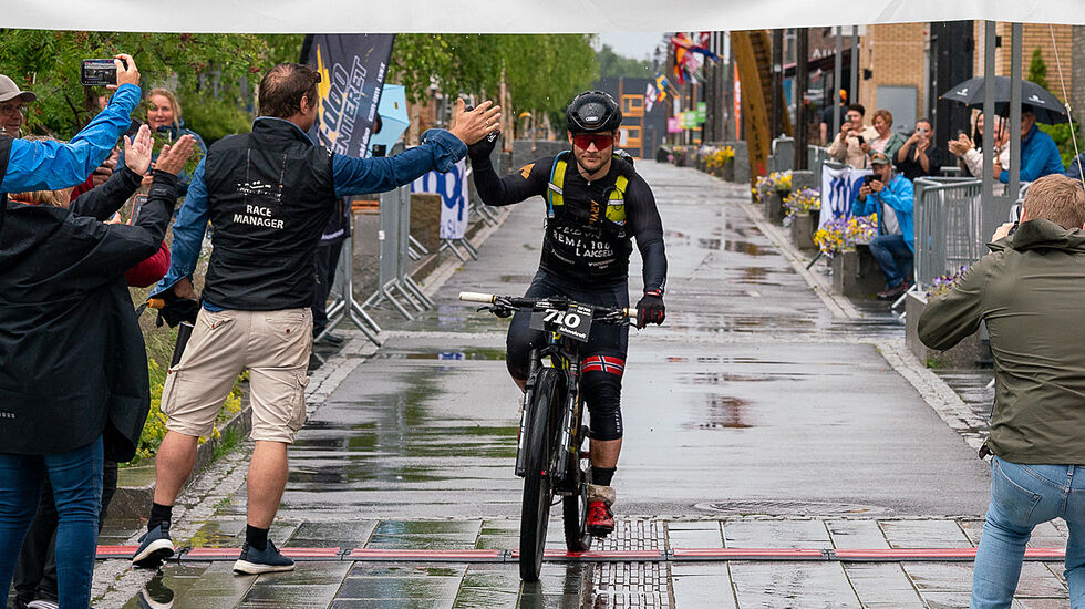 Tor Espen Jolma sykler i mål i Alta sentrum som vinner av Ishavskraft OF700 km etter å ha tilbakelagt 700 kilometer. (Foto: Anders H. Abrahamsen).