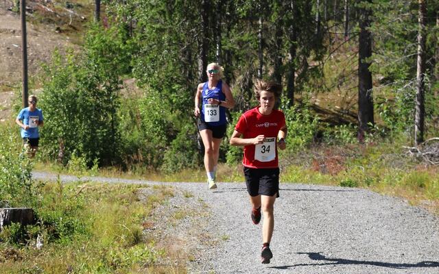 Julian Paula, Marte Kjøren og Amund Sigstad mot mål i fjorårets løp. (Foto: Ole Sigstad)