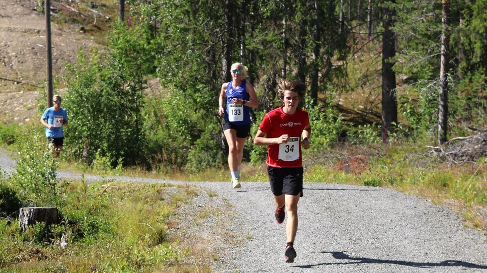 Julian Paula, Marte Kjøren og Amund Sigstad  mot mål i fjorårets løp. (Foto: Ole Sigstad)