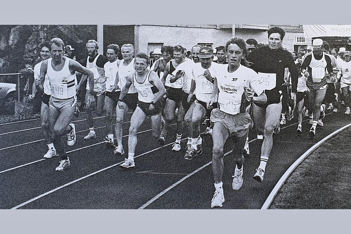 Frå Austevollsløpet i 1994 der Gerard Heiberg var både startar og premieutdelar. Det er Nils Engevik som tek teten, og ute til venstre ser me Tom Roger Johansen og Per Solesvik leggja ut i god fart.