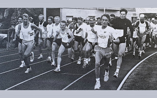 Frå Austevollsløpet i 1994 der Gerard Heiberg var både startar og premieutdelar. Det er Nils Engevik som tek teten, og ute til venstre ser me Tom Roger Johansen og Per Solesvik leggja ut i god fart.