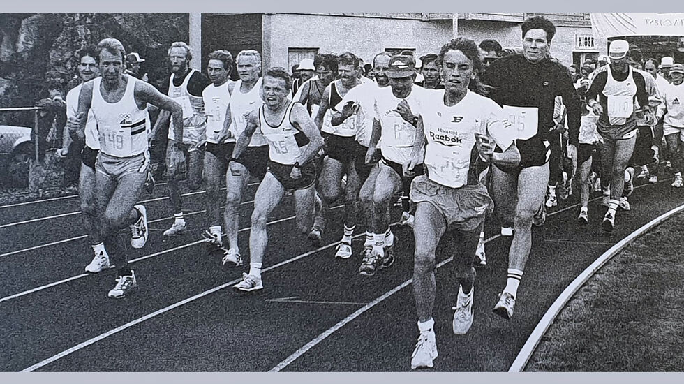 Frå Austevollsløpet i 1994 der Gerard Heiberg var både startar og premieutdelar. Det er Nils Engevik som tek teten, og ute til venstre ser me Tom Roger Johansen og Per Solesvik leggja ut i god fart.