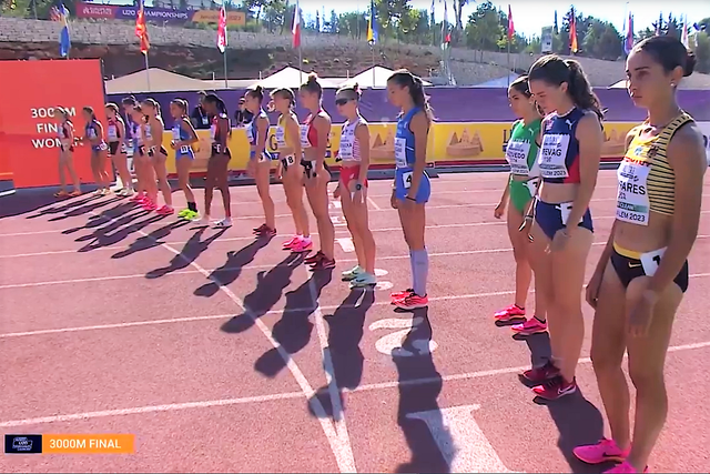 Anna Marie Nordengen Sirevåg (nr. 2 fra høyre) på start sammen med 16. andre løpere onsdag morgen. (Skjermbilde fra All Athletics streaming)