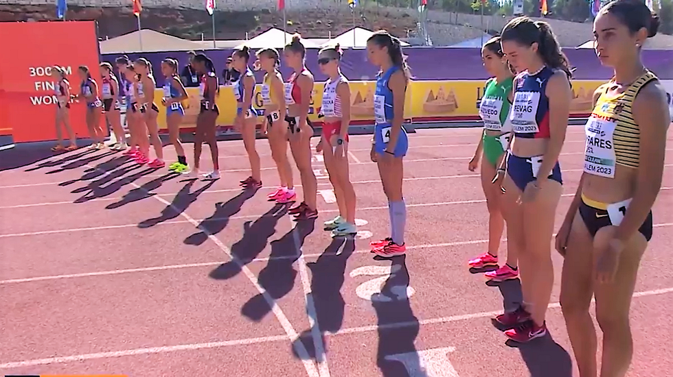 Anna Marie Nordengen Sirevåg (nr. 2 fra høyre) på start sammen med 16. andre løpere onsdag morgen. (Skjermbilde fra All Athletics streaming)