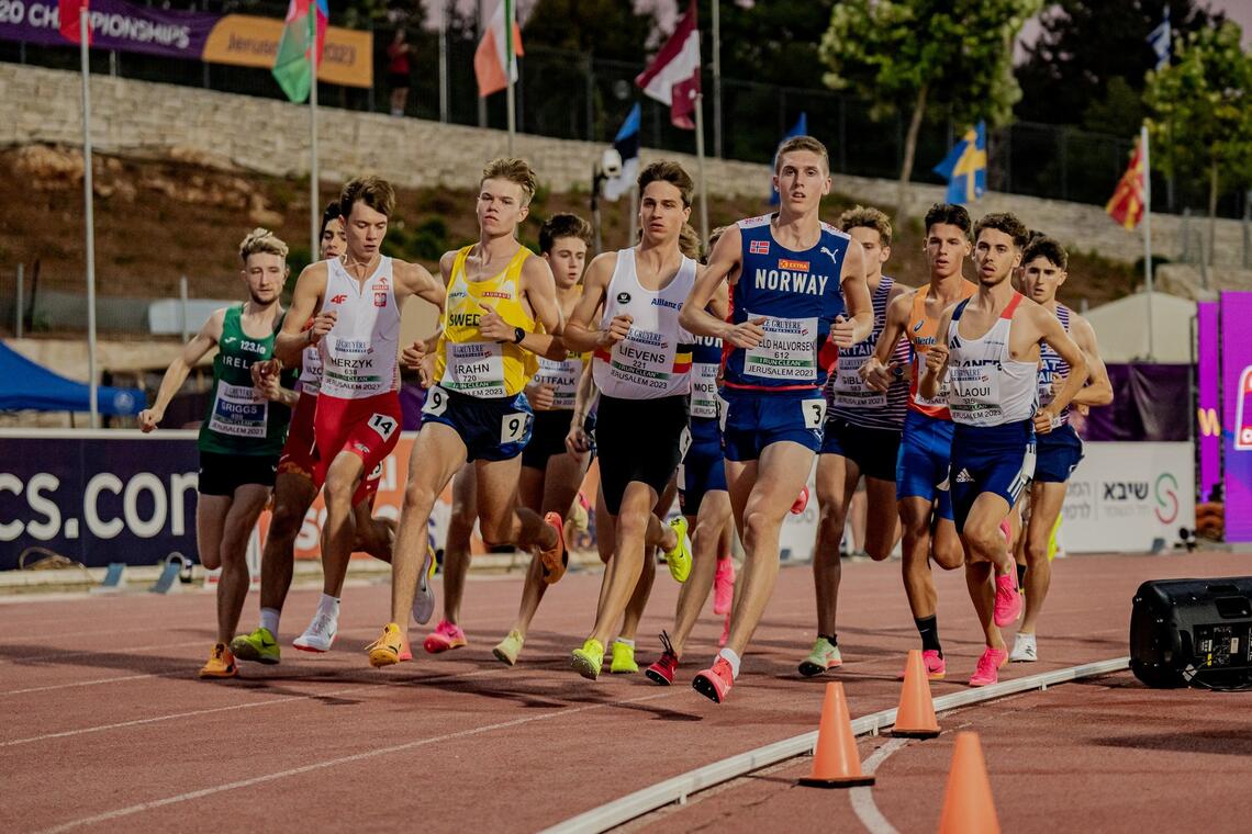 Feltet på 3000 m var tett samlet til det gjenstod 400 m. Her med uheldige Andreas Fjeld Halvorsen og vinneren Jonathan Grahn i første rekke. (Foto: Sona Maleter/European Athletics)