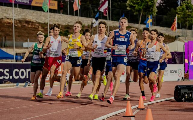Feltet på 3000 m var tett samlet til det gjenstod 400 m. Her med uheldige Andreas Fjeld Halvorsen og vinneren Jonathan Grahn i første rekke. (Foto: Sona Maleter/European Athletics)