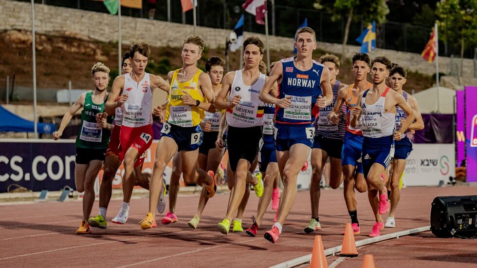 Feltet på 3000 m var tett samlet til det gjenstod 400 m. Her med uheldige Andreas Fjeld Halvorsen og vinneren Jonathan Grahn i første rekke. (Foto: Sona Maleter/European Athletics)