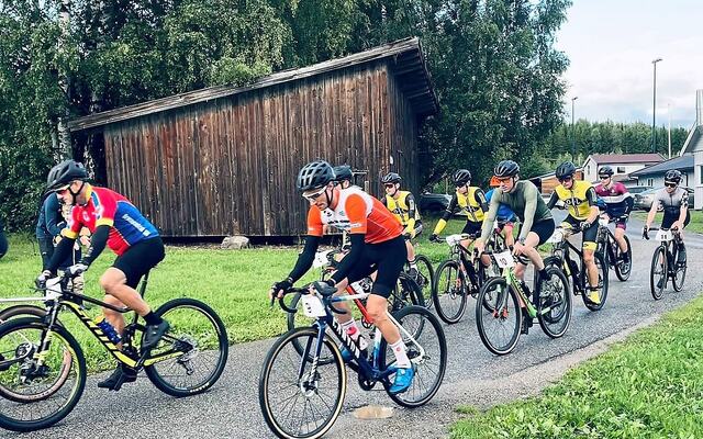 Fra starten med vinneren Daniel Pinto (9) midt i bildet. (Foto fra Bedriftsidrettens facebookside)