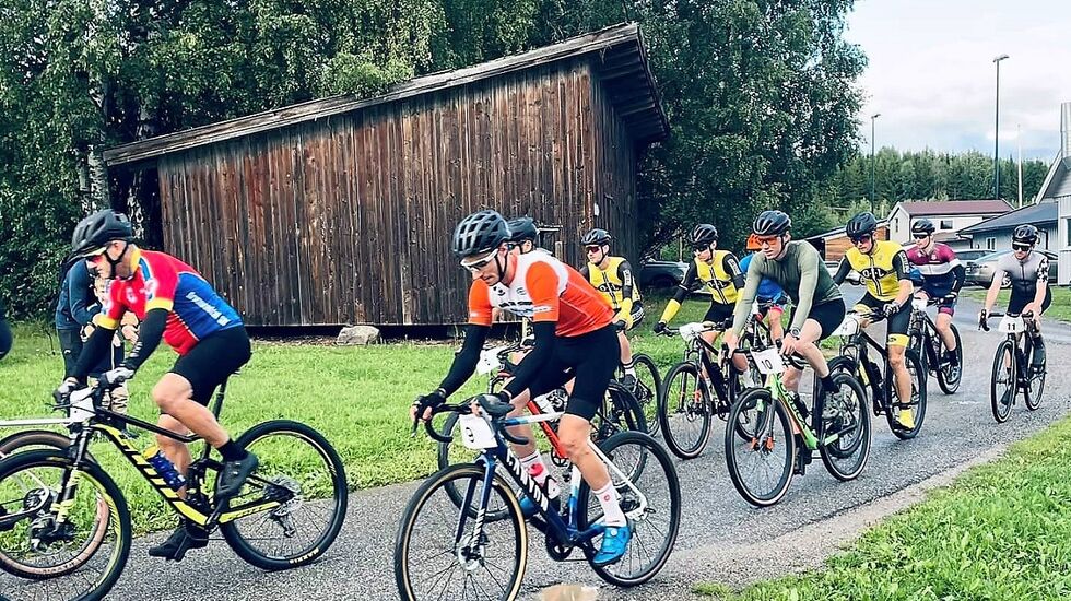 Fra starten med vinneren Daniel Pinto (9) midt i bildet. (Foto fra Bedriftsidrettens facebookside)