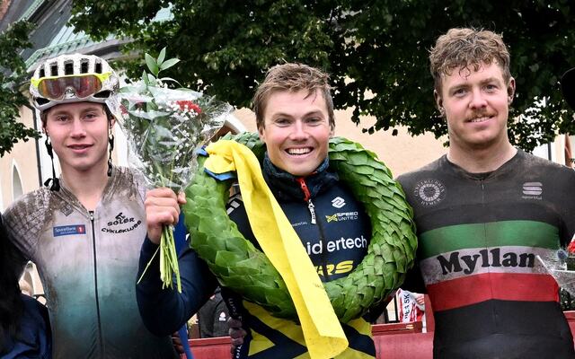Kristian Klevgård flankert av Østen Brovold Midtsundstad (til venstre) og Hugo Forssell på podiet i Mora. (Foto Nisse Schmidt/Vasaloppet)