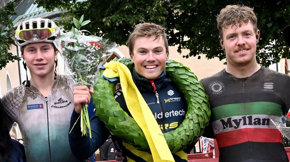 Kristian Klevgård flankert av Østen Brovold Midtsundstad (til venstre) og Hugo Forssell på podiet i Mora. (Foto Nisse Schmidt/Vasaloppet)