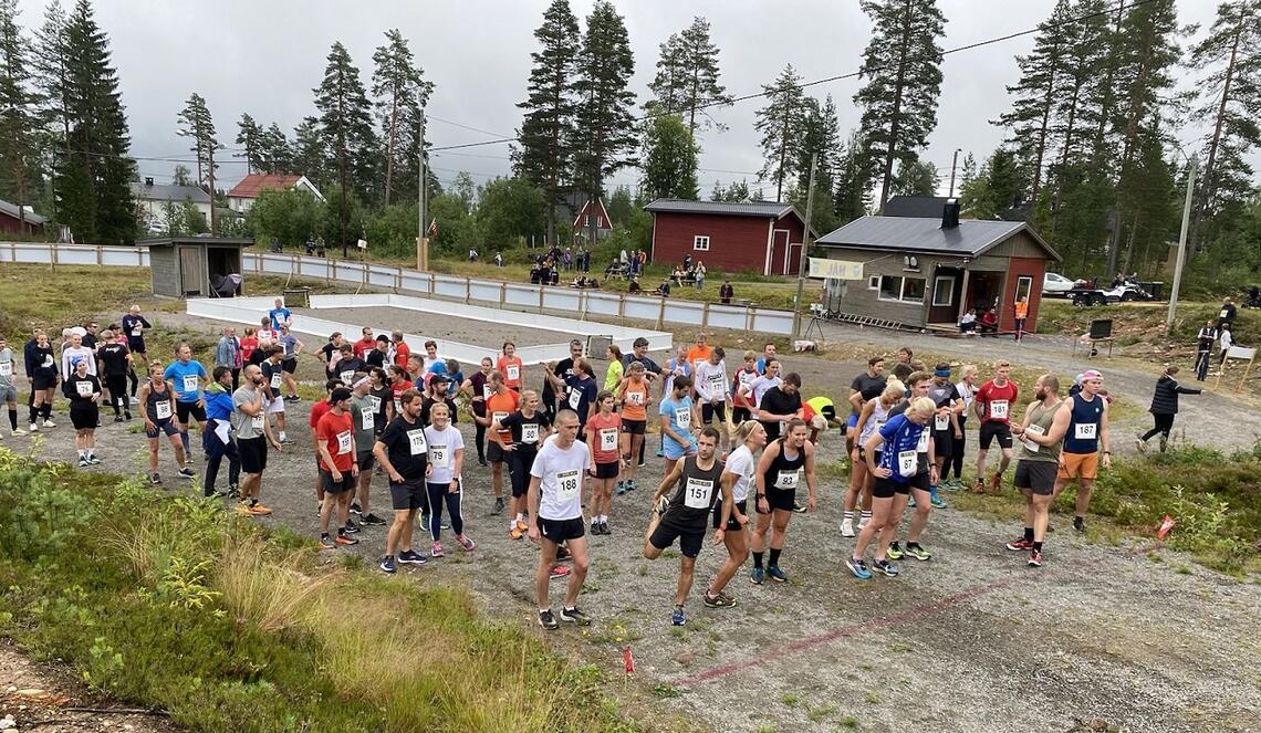 Hele 82 løpere gjør seg klare til start på mila på Østby skistadion. (Foto fra Trysilmilas facebookside)