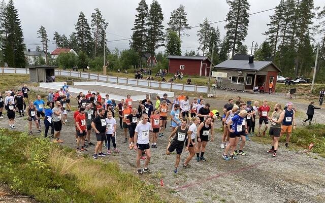 Hele 82 løpere gjør seg klare til start på mila på Østby skistadion. (Foto fra Trysilmilas facebookside)
