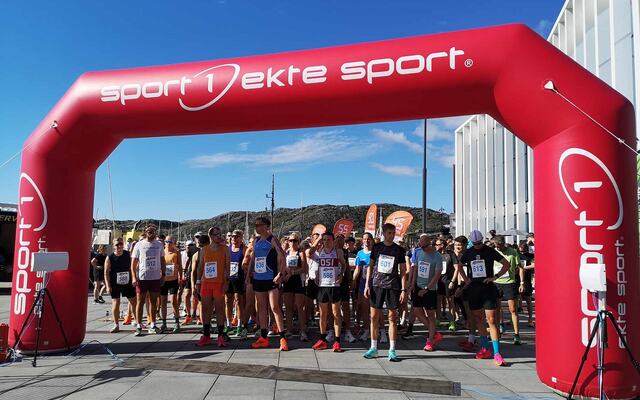 Fra fellesstarten på den største distansen, AN Mila, med 135 løpere i feltet. (Foto: Gro Thomassen/Bodø Run Festival)