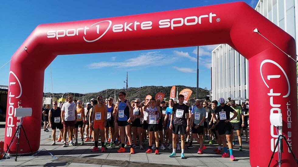 Fra fellesstarten på den største distansen, AN Mila, med 135 løpere i feltet. (Foto: Gro Thomassen/Bodø Run Festival)