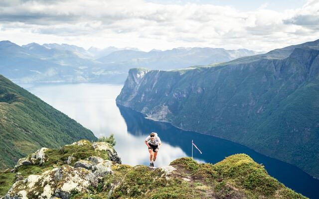 Utsikt over Sunnylvsfjorden. Vinner og ny løyperekord på 48 km av Aasmund Steien. (Foto: SFTR / Pontus Stigberg)