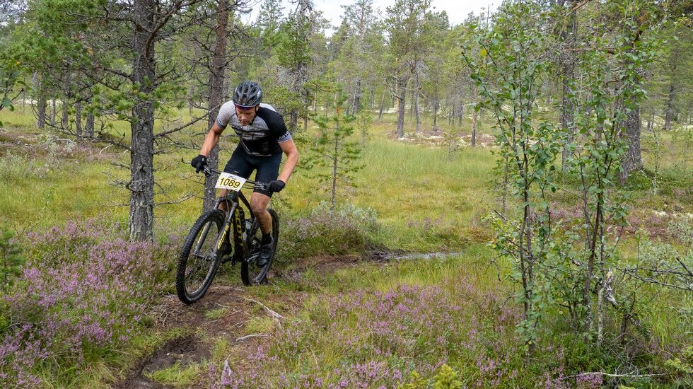 Fra TransØsterdalen i 2023 da rittet levde farlig noen få dager etter uværet «Hans». Arrangørene hev seg rundt, og Bjørn-Vidar Suhr kunne tråkke inn til seier etter tre dager i justerte traséer. (Foto: Håkon Trønnes)