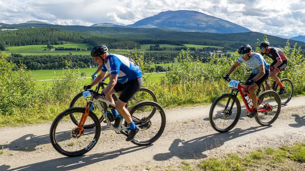 Etter Hans kom sola fram og lyste opp omgivelsene med Tron i bakgrunnen da TransØsterdalen kom i gang fredag. (Foto: Håkon Trønnes)