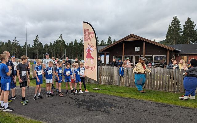 Solan Gundersen og Emanuel Desperados var på plass og overvåket starten på 6 km. (Arrangørfoto)