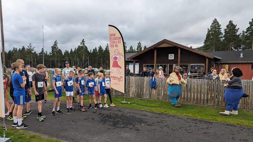 Solan Gundersen og Emanuel Desperados var på plass og overvåket starten på 6 km. (Arrangørfoto)