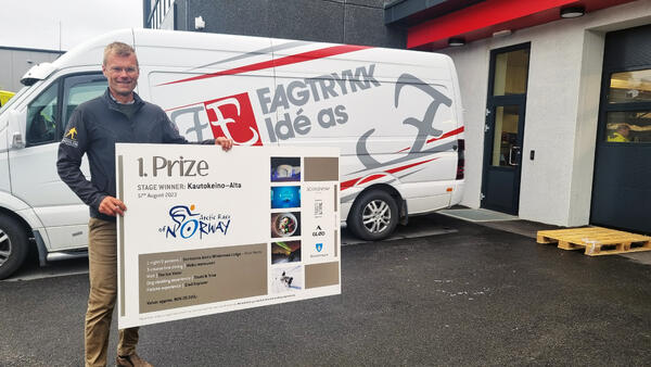 Per Erik Bjørnstad viser frem premien til etappevinneren i ARN