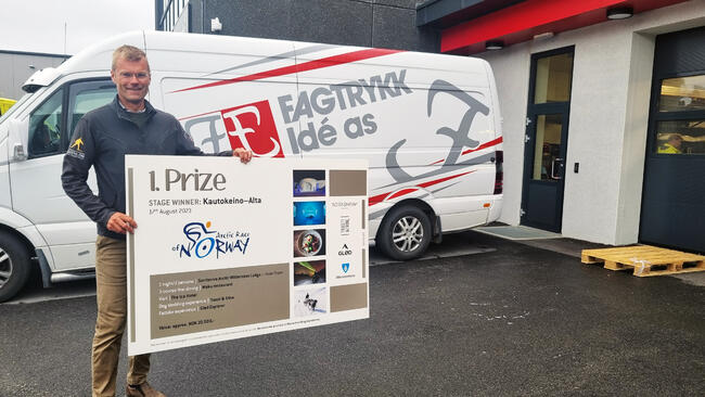 Per Erik Bjørnstad viser frem premien til etappevinneren i ARN