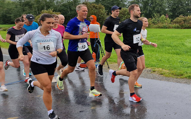 Starten har gått i det første løpet i den aller første Førdekarusellen. (Alle foto: Christian Jensen)