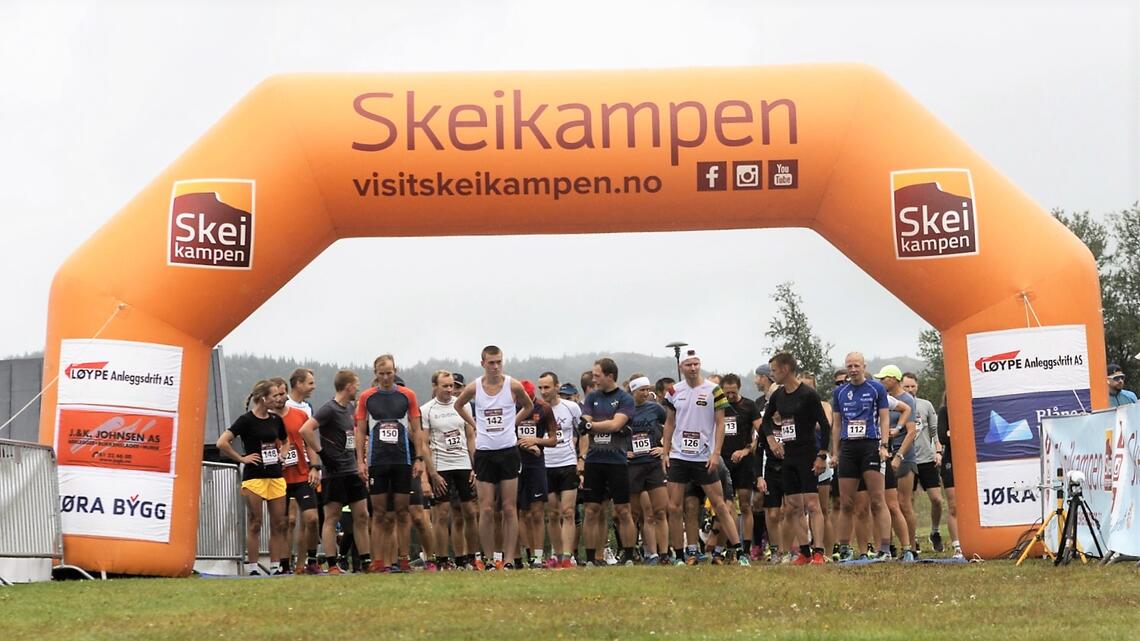 De fleste stilte til start på den lengste løypa rundt Skeikampen. (Foto: Gunhild Arnekleiv, Fotogull)