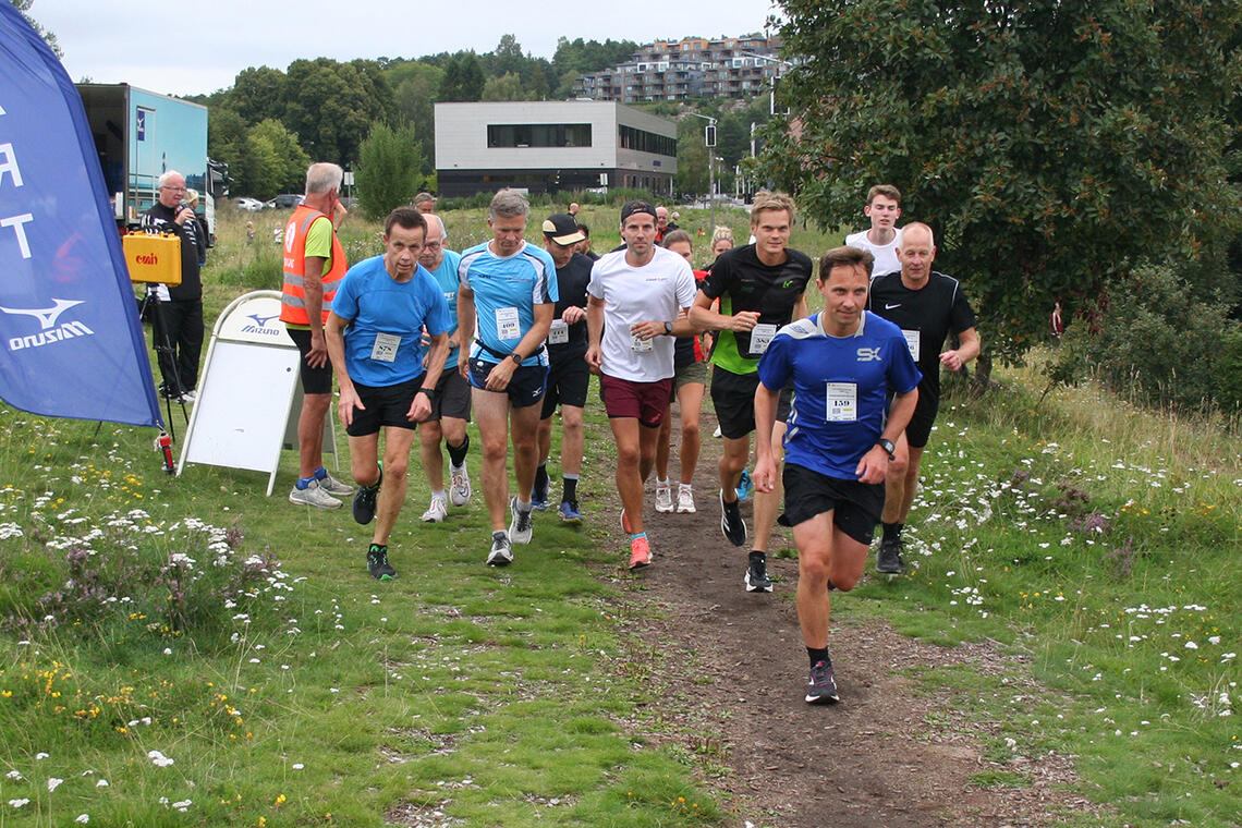 Starten går for de som løp lengst (Milslukern) i årets 12. løp i Terrengkarusellen. (Foto: Sverre Larsen)