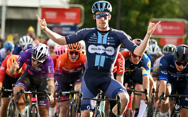 SPURTSEIER: Italieneren Alberto Dainese fra Team DSM var sterkest i spurten i Alta, og vant første etappe av Arctic Race of Norway. )Foto: Billy Ceusters, ARN)