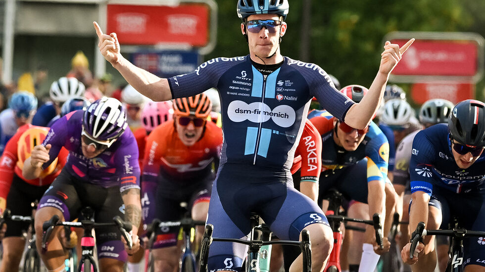 SPURTSEIER: Italieneren Alberto Dainese fra Team DSM var sterkest i spurten i Alta, og vant første etappe av Arctic Race of Norway. )Foto: Billy Ceusters, ARN)