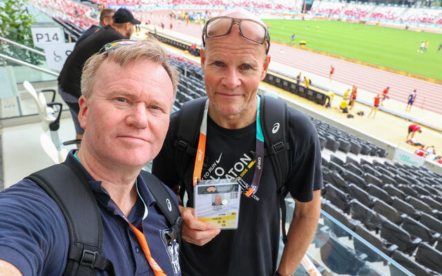 Arne Dag Myking og Runar Gilberg har fått akkrediteringene i orden og funnet frem til det store og helt nye friidrettsstadion i Budapest. (Fotoselfie)