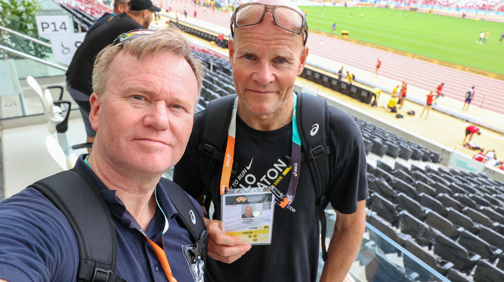 Arne Dag Myking og Runar Gilberg har fått akkrediteringene i orden og funnet frem til det store og helt nye friidrettsstadion i Budapest. (Fotoselfie)