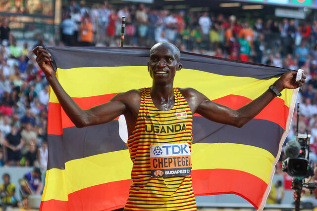 Joshua Cheptegei kunne juble for sitt tredje VM-gull på 10000 m. (Alle foto: Arne Dag Myking)