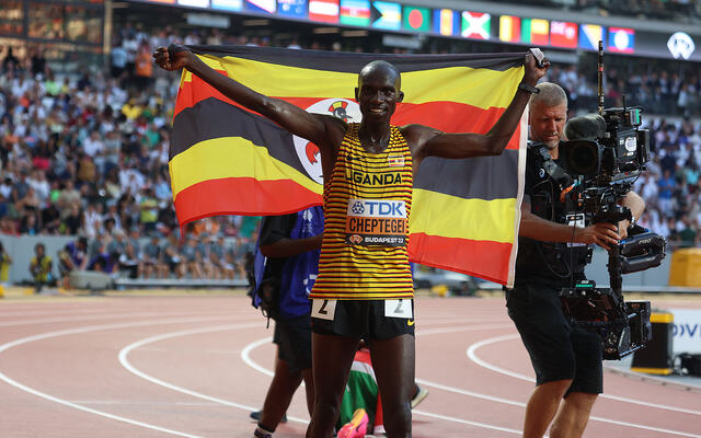 Joshua Cheptegei har akkurat løpt inn til VM-gull på 10000 meter i Budapest 2023. (Foto: Arne Dag Myking)