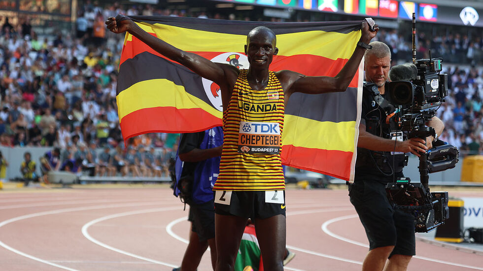 Joshua Cheptegei har akkurat løpt inn til VM-gull på 10000 meter i Budapest 2023. (Foto: Arne Dag Myking)