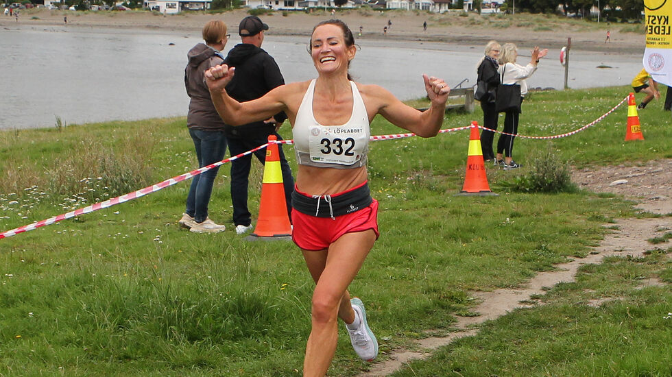 Kystleden Halvmaraton: Målgang i 2023 på Ringshaugstranda i Tønsberg. (Foto: Kjell Vigestad)
