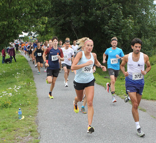 Kristina Axelsson (509) satte løyperekord i fjor med 1.24.59 i den varierte løypa som går på en blanding av sti, kjerreveg og asfalt. (Foto: Kjell Vigestad)