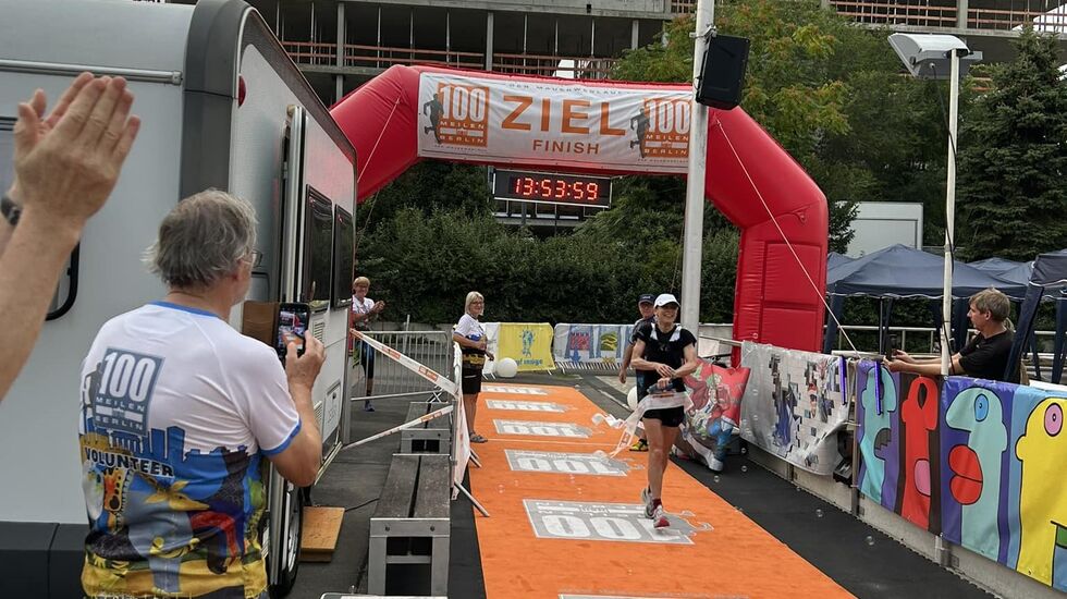 Line Caliskaner løper i mål som totalvinner i Berlin Wall 100 miles (privat foto)