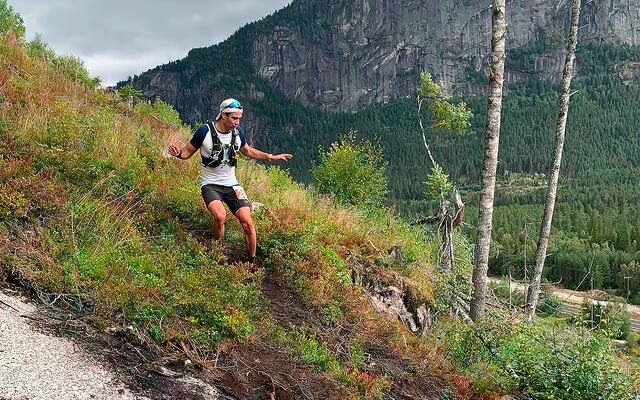 Hans Petter Rolke på vei nedover fjellsiden. (Foto: Arrangøren)