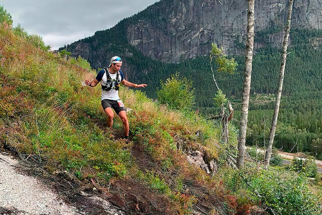 Hans Petter Rolke på vei nedover fjellsiden. (Foto: Arrangøren)