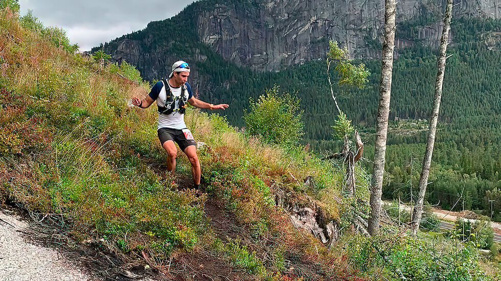 Hans Petter Rolke på vei nedover fjellsiden. (Foto: Arrangøren)