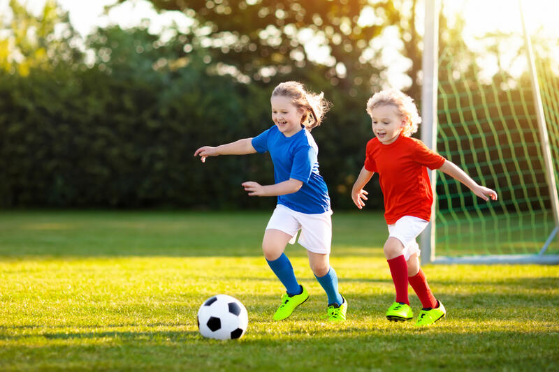 Illustrasjonsbilde av barn som spiller fotball. Foto: Mostphotos.com/Anastasiav